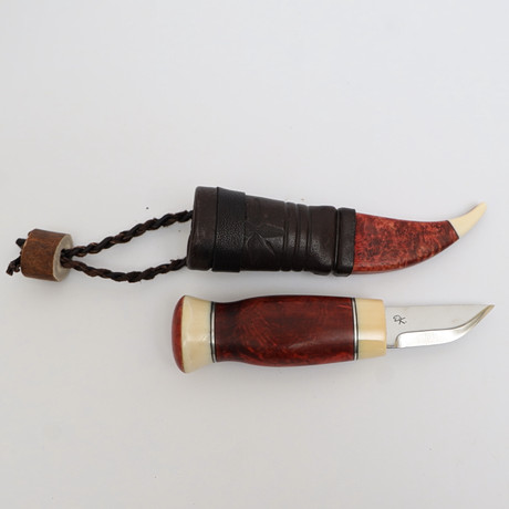 KNIV MED SLIDA, handtag av horn och trä, slida av läder trä och horn. Monogramsignerad. på auktion hos Falun Auktionsbyrå