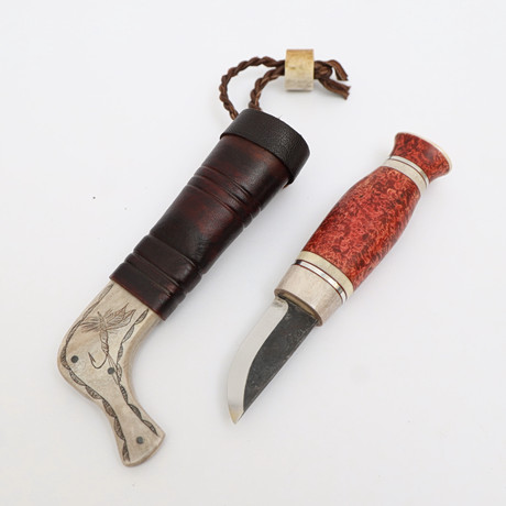 KNIV MED SLIDA, handtag av trä och horn, slida av läder och horn med skuren och färgad dekor, signerad. på auktion hos Falun Auktionsbyrå