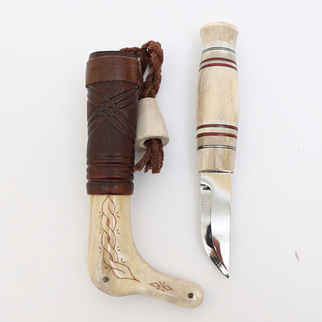 KNIV MED SLIDA, samearbete, horn med inläggningar, slida av läder och horn. på auktion hos Falun Auktionsbyrå
