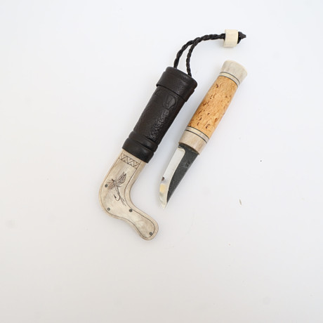 KNIV MED SLIDA, handtag av björkrot och horn, slida av läder och horn med skuren och färgad dekor, signerad. på auktion hos Falun Auktionsbyrå