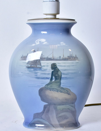 BORDSLAMPA, porslin, Royal Copenhagen modell 2770/3088. på auktion hos Halmstads Auktionskammare