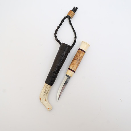 KNIV MED SLIDA, handtag av björk och horn, slida av läder och horn med skuren och färgad dekor. på auktion hos Falun Auktionsbyrå