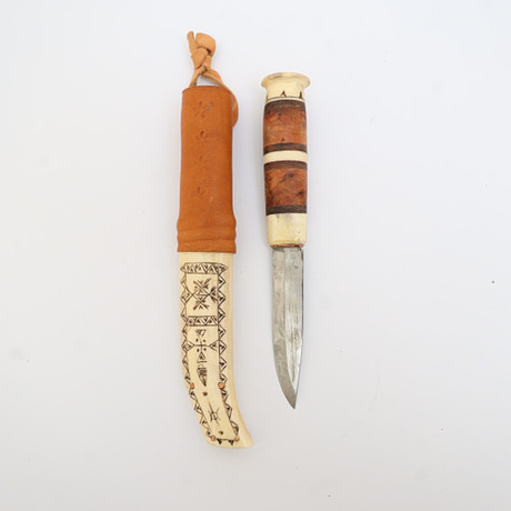KNIV MED SLIDA, Horn och läder, signerad BW daterad 92. på auktion hos Falun Auktionsbyrå