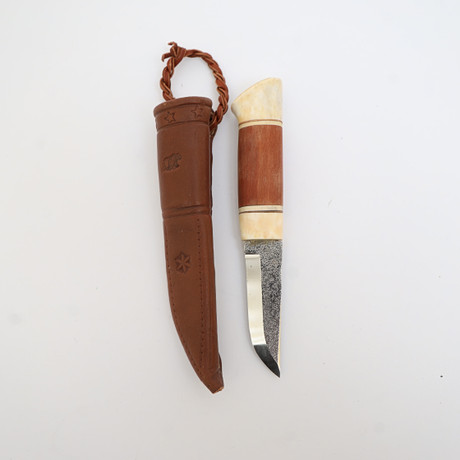 KNIV MED SLIDA, handtag av horn och trä, blad av stål, slida av läder. på auktion hos Falun Auktionsbyrå