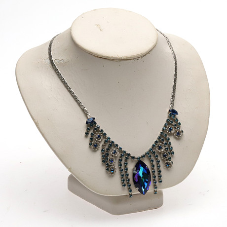 COLLIER, Swarovski kristaller. på auktion hos Örebro Stadsauktioner