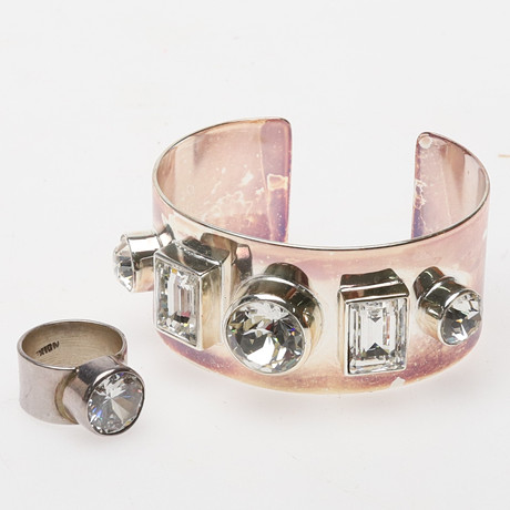 RING/ARMBAND, Ring, silver, fasettslipad sten, Pär Norling, stämplad EXIGN, Armband Dyrberg/Kern, vitmetall, s på auktion hos Örebro Stadsauktioner