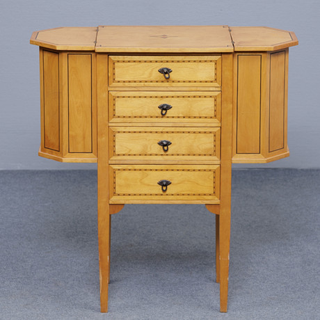 MÖBEL CABINET, SYBYRÅ MED INTARSIA, 1950/1960-TAL. på auktion hos Auktionskammaren Sydost Kalmar