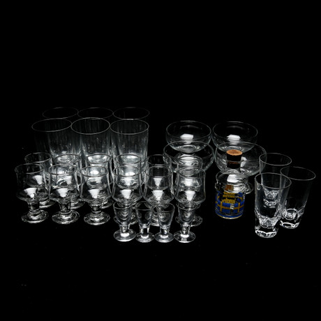 GLAS, totalt 30 delar (6 st plus 4 st plus 12 st plus 4 st plus 1 st plus 3 st) olika sorter. på auktion hos Kalmar Auktionsverk