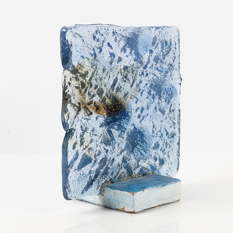 EDVIN ÖHRSTRÖM. "Blå Relief", skulptur, gjutet glas på bemålad träsockel, Lindshammars Glasbruk, 1960-tal. på auktion hos Stockholms Auktionsverk Helsingborg
