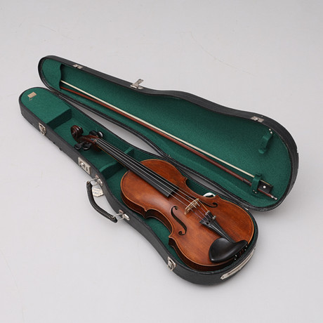 EN INTRESSANT ANTIK VIOLIN MED ETIKETT MÄRKT DANIEL VIKSTRÖM , STOCKHOLM, N.o 36 (?), årtal med överskrift. på auktion hos Crafoord Auktioner Lund