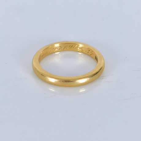 RING, 18 karat rödguld, otydliga svenska stämplar. på auktion hos Halmstads Auktionskammare