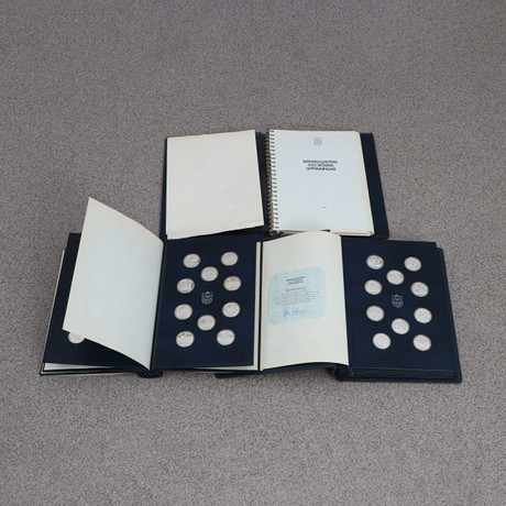 SAMLING MINNESMEDALJER I PÄRMAR, 100 MEDALJER. Sterlingsilver. Total vikt ca 1300 gram. Volym I & II samt till på auktion hos Skånes Auktionsverk