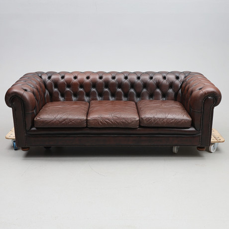 CHESTERFIELD SOFFA skinn England. på auktion hos Gomér & Andersson Jönköping