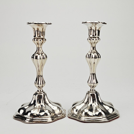 LJUSSTAKAR, ett par, silver, rokokostil, 1900-tal. på auktion hos Auktionshuset Thörner & Ek
