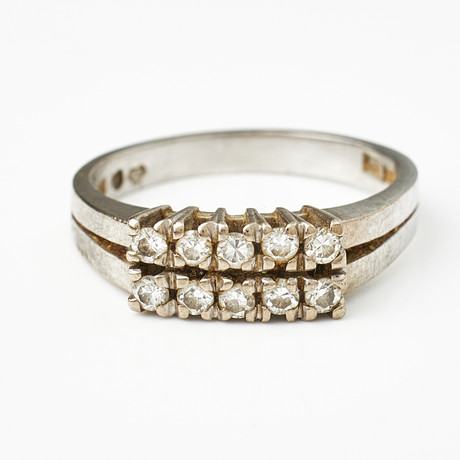 RING, 18 k vitguld, 10 briljanter totalt 0,45 ct., enligt gravyr, något otydlig mästarstämpel, Stockholm 1969. på auktion hos Stockholms Auktionsverk Magasin 5