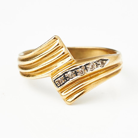 RING, 18 k guld, 5 briljanter totalt 0,05 ct., enligt gravyr, svensk kontrollstämpel. på auktion hos Stockholms Auktionsverk Magasin 5