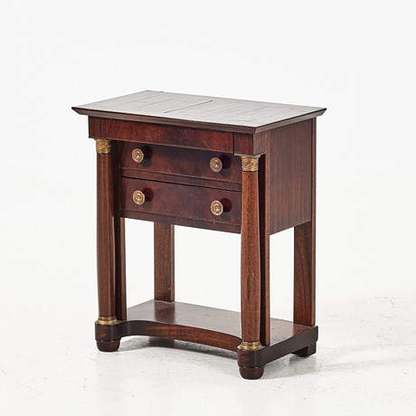 SIDOBORD/ Sängbord, empirestil, 1900-tal, beslag i mässing, mahogny och mahognyfanér. på auktion hos Stockholms Auktionsverk Magasin 5