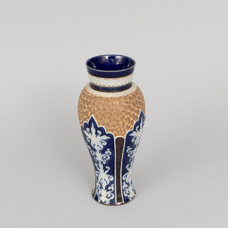 VAS, porslin med gulddekor, Royal Doulton, England. på auktion hos Garpenhus Auktioner