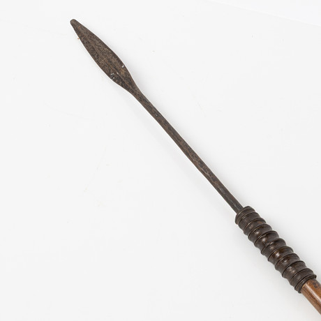 SPJUT, trä, brons samt järn, 1800-tal, troligen Afrika. på auktion hos Stockholms Auktionsverk Helsingborg