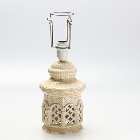 BORDSLAMPA, porslin, asiatiskt stil, 1900-tal. på auktion hos Gomér & Andersson Jönköping