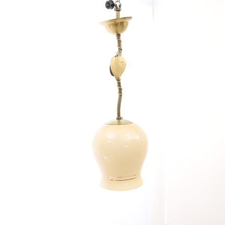 TAKLAMPA, 1940-tal, Swedish modern, stomme i mässing med lövformade dekorer, beigetonad kupa. på auktion hos Falun Auktionsbyrå