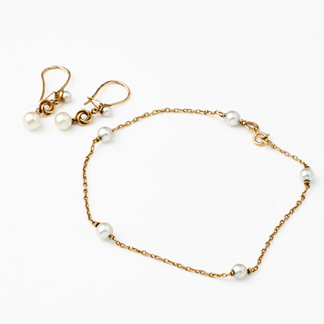 ARMBAND, ÖRHÄNGEN, 1 par, 18 k guld, dekor med odlade saltvattenspärlor ca 3,2-5 mm, svenska otydliga tillverk på auktion hos Stockholms Auktionsverk Magasin 5
