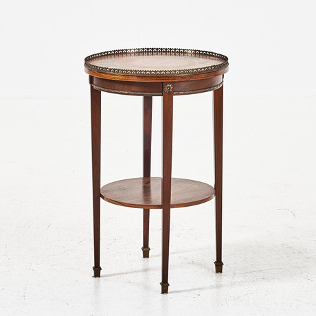 BORD, 1900-talets andra hälft, Louis XVI-stil. på auktion hos Stockholms Auktionsverk Magasin 5