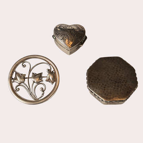 1 BROSCH MED GENOMBRUTEN DEKOR AV BLOMMOR SAMT 2 DOSOR, SILVER. på auktion hos Limhamns Auktionsbyrå