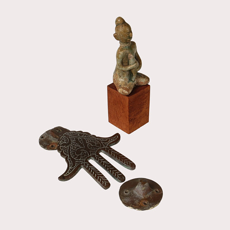 DÖRRKLÄPP I BRONS, föreställande Hamsa Fatimas hand , samt figurin sittande Buddha i sten, antik. på auktion hos Limhamns Auktionsbyrå
