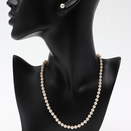 COLLIER & ÖRHÄNGEN, odlade pärlor, knäppe i 14K vitguld. på auktion hos Ekenbergs Auktioner