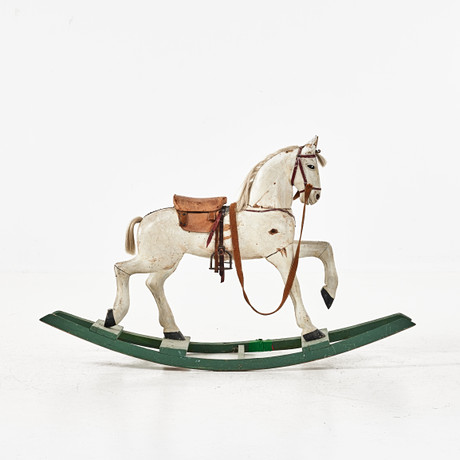 GUNGHÄST, 1900-talets första hälft, bemålat trä, detaljer i skin och tagel. på auktion hos Stockholms Auktionsverk Magasin 5