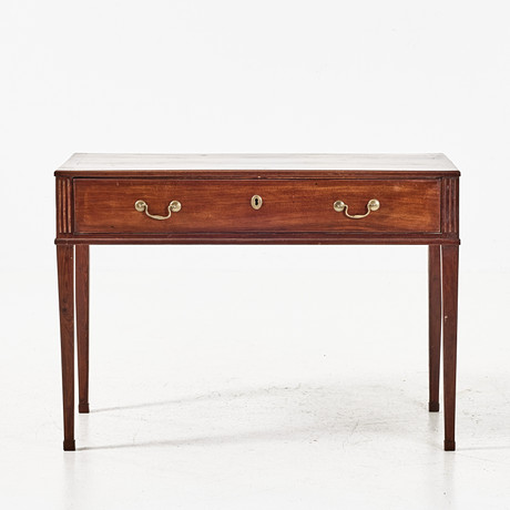 SKRIVBORD, 1800-tal, England, fanerat i mahogny, låda i sargen beslag i mässing. på auktion hos Stockholms Auktionsverk Magasin 5