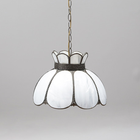 TAKLAMPA, blomformad, modern. på auktion hos Kalmar Auktionsverk