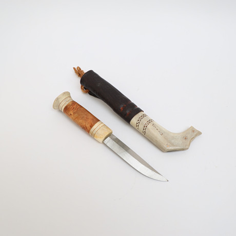 KNIV MED SLIDA, Samearbete, handtag av horn och trä, slida av läder, signerad P.U.W, slida med skuren och färg på auktion hos Falun Auktionsbyrå