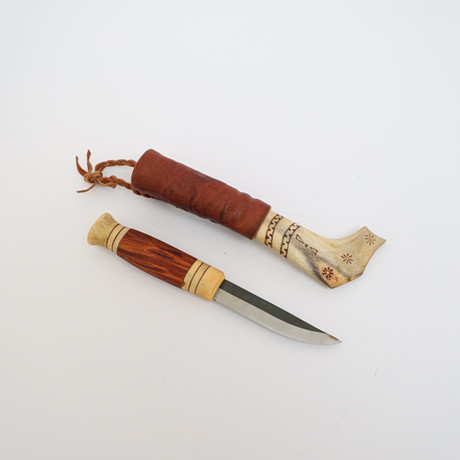 KNIV MED SLIDA, handtag av horn och trä, slida av läder och horn. Signerad. P.U.W. på auktion hos Falun Auktionsbyrå