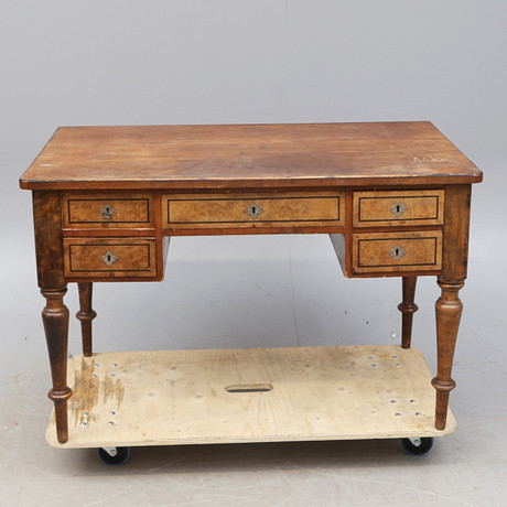 SKRIVBORD, tidigt 1900-tal. på auktion hos Kalmar Auktionsverk