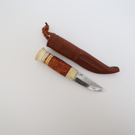 KNIV MED SLIDA, Handtag av horn och trä, damaskerat blad av stål, slida av läder. på auktion hos Falun Auktionsbyrå