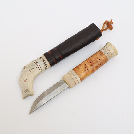 KNIV MED SLIDA, handtag av trä och horn, blad av stål. Slida av läder med skuren och färgad dekor, Signerad P. på auktion hos Falun Auktionsbyrå