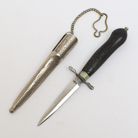CW DAHLGREN. Kniv med slida, Eskilstuna, handtag med skuren dekor av drake. blad av stål, slida med etsad deko på auktion hos Falun Auktionsbyrå