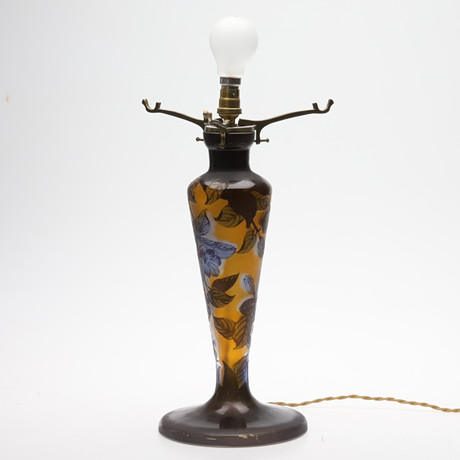 BORDSLAMPA, Cameo-glas, Art nouveau, tidigt 1900-tal. Frankrike. på auktion hos Örebro Stadsauktioner