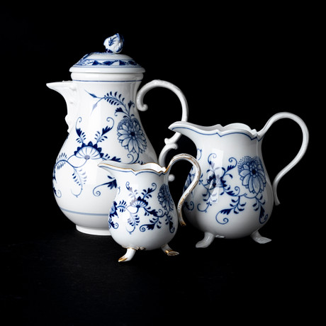 KANNOR, 3 st, "Lökmönstret", Meissen, porslin, 1900-tal. på auktion hos Auktionshuset Kolonn