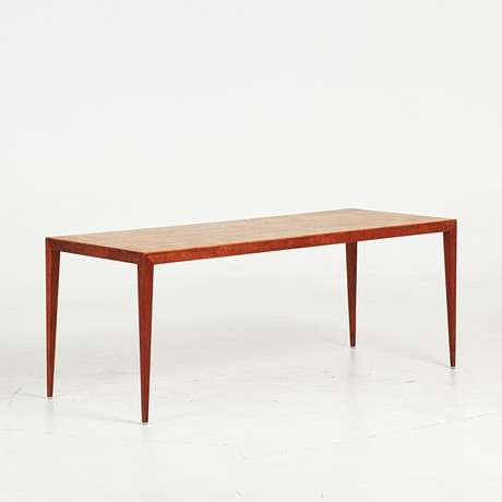 SEVERIN HANSEN. Soffbord, Haslev, Danmark, teak, brickmärkt med Tysk distributör Hans Wichers. på auktion hos Stockholms Auktionsverk Sickla