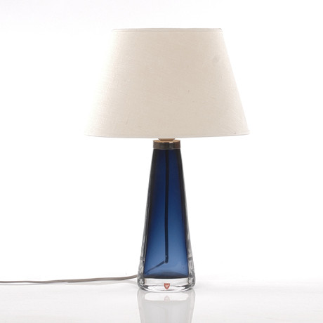 CARL FAGERLUND. Bordslampa, blått underfångsglas, Orrefors, signerad. på auktion hos Auktionsfirma Kenneth Svensson i Kalmar