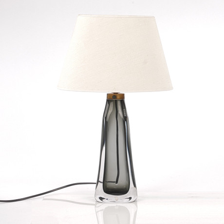 CARL FAGERLUND. Bordslampa, rökfärgat underfångsglas, Orrefors, signerad. på auktion hos Auktionsfirma Kenneth Svensson i Kalmar