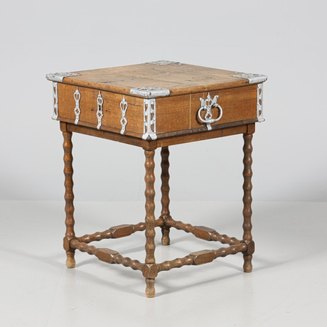 SKRIN på ben, barockstil, 1900-tal. på auktion hos Borås Auktionshall