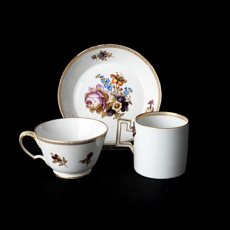 KOPPAR, 2 st samt 1 st fat, Meissen, porslin, (Marcolini period 1774-1814). på auktion hos Auktionshuset Kolonn