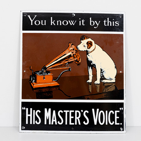 EMALJSKYLT "His masters Voice", 1900-talets mitt. på auktion hos Auktionshuset Kolonn