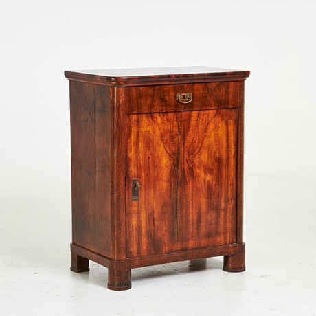 SKÅP. Jugend, 18/1900 tal, mahogny, cylinderformade fötter, beslag i mässing. på auktion hos Stockholms Auktionsverk Sickla