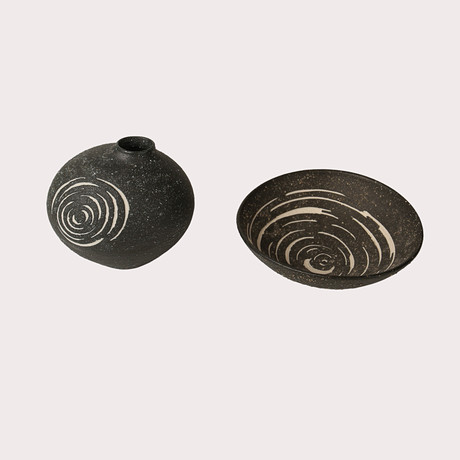 BRITT-LOUISE SUNDELL (1928-2011). VAS OCH SKÅL, 2 delar, keramik."Spiral", Gustavsberg. studiohand. på auktion hos Limhamns Auktionsbyrå