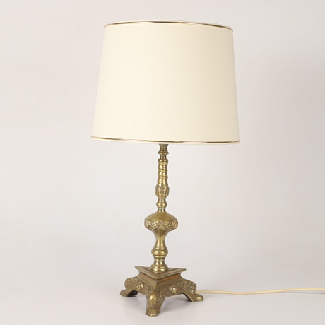 BORDSLAMPA, mässing med textilskärm, 1900-tal. på auktion hos Helsingborgs Auktionskammare